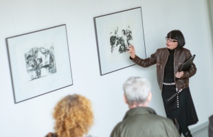 Galeristin Kathrin Lahl bei der Eröffnung der Ausstellung im TCC. (Foto: M. Chlebusch)