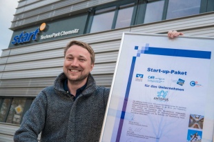 AMtopus-Gründer Dr. Henning Zeidler vor dem Start-up-Gebäude des TCC. 